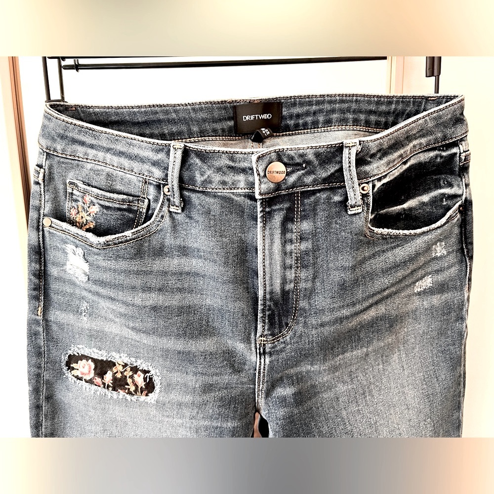 LAST CALL!! Driftwood NWOT Floral Patchwork & Embroidery High-Rise Jean Size 29